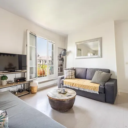 In Front Of The Sacre Coeur - 2 Bedrooms With Elevator Apartment *