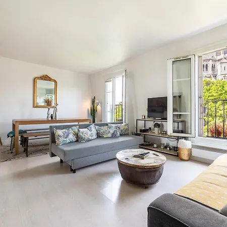 In Front Of The Sacre Coeur - 2 Bedrooms With Elevator Apartment *