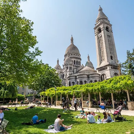 Apartment In Front Of The Sacre Coeur - 2 Bedrooms With Elevator Paris